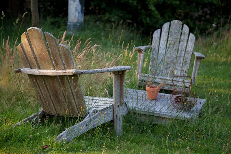 Jardin ferme de kerscuntec cadre bucolique avec 2 chaises et une table en bois