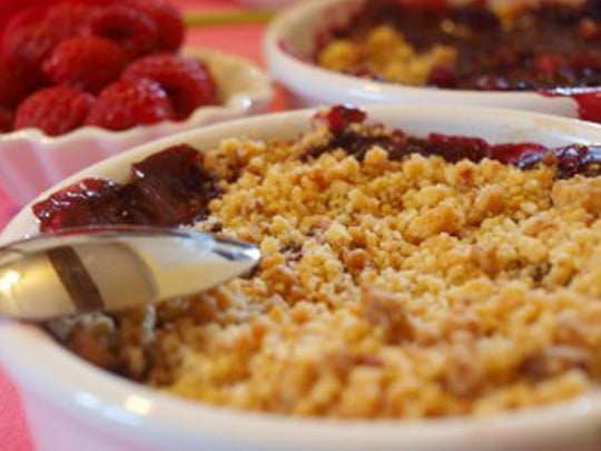 crumbles aux fruits maison au petit-déjeuner