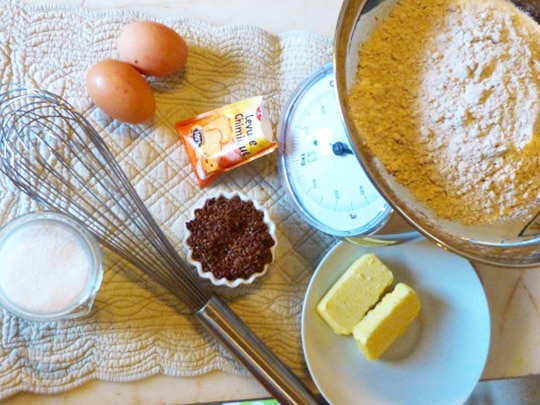 préparation d'un gâteau pour le petit-déjeuner