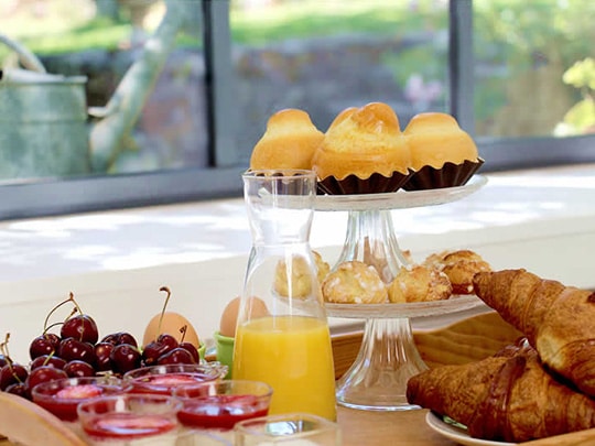 fruits frais et gourmandises au petit-déjeuner gîte de charme finistère