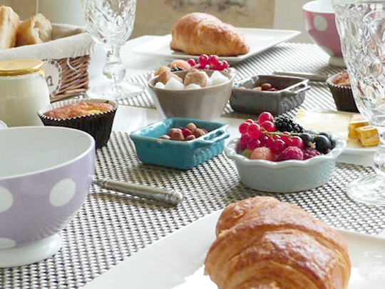 table du petit-déjeuner à la ferme de Kerscuntec maison d'hôte