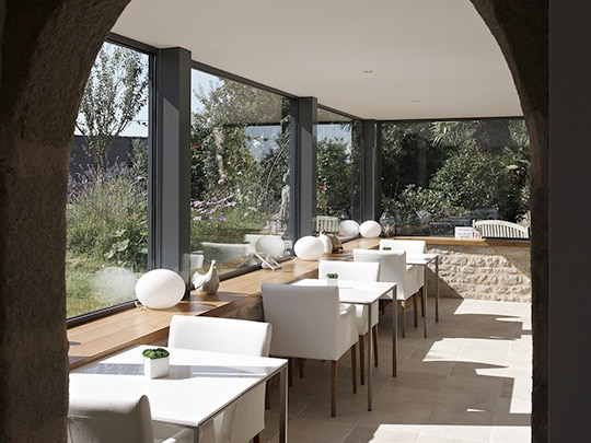 salle lumineuse du petit-déjeuner chambre d'hôte proche quimper