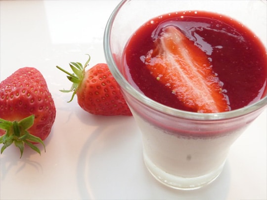 verrine aux fraises du petit-déjeuner chambre d'hôte